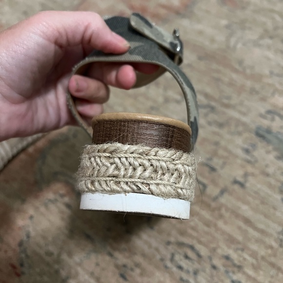 Soda Girl’s Camo Platform Sandals, Size 2 - Picture 6 of 11